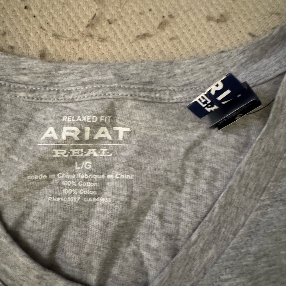 Ariat v neck - Picture 3 of 4